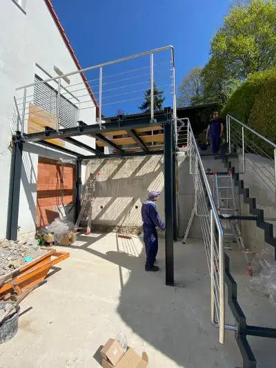 Montage einer Balkonkonstruktion mit Treppe aus Stahl