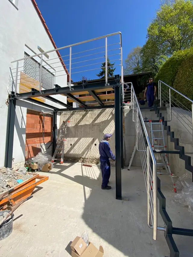 Balkon mit Treppe