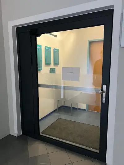Brandschutztür mit Glasfüllung und Türschließer