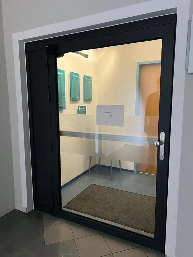 Brandschutztür mit Glasfüllung und Türschließer