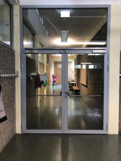 Zweiflügelige Stahl-Glastür im Flur einer Schule