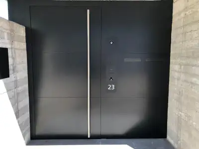 Eingangstür aus Stahl mit Stangengriff