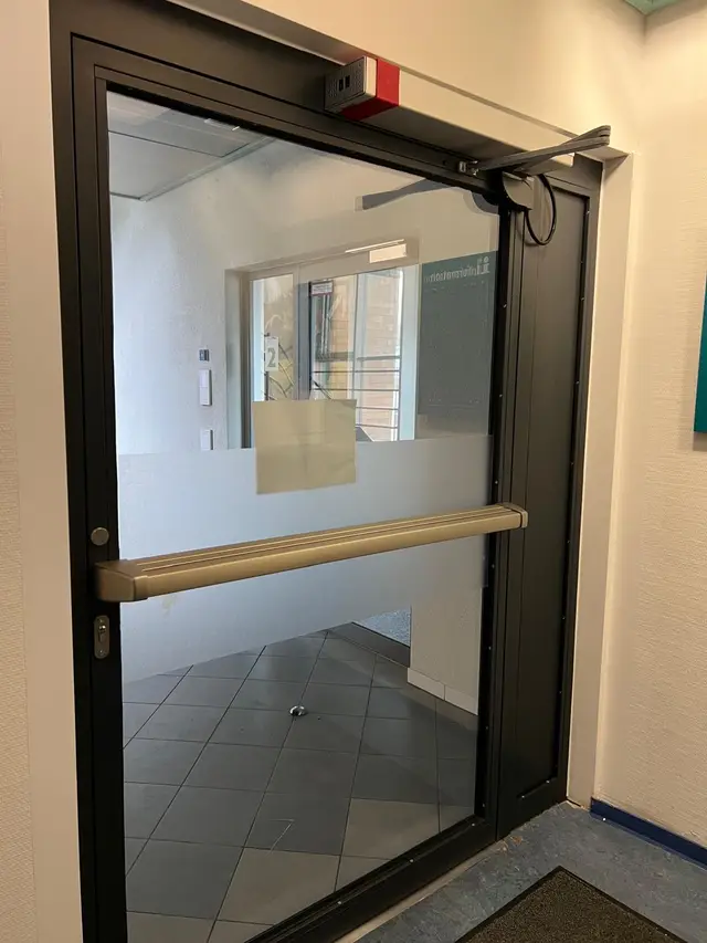 Brandschutztür mit Panikstange und obenliegendem Türschließer