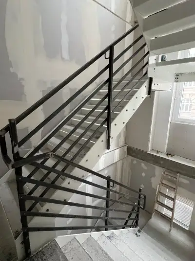 Treppengeländer aus Stahl im Treppenhaus