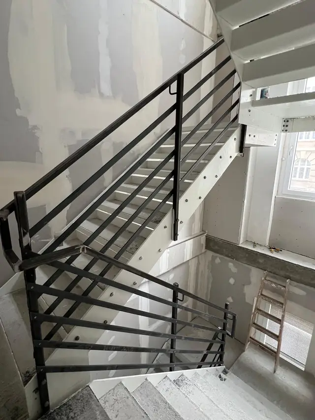 Treppengeländer aus Stahl im Treppenhaus