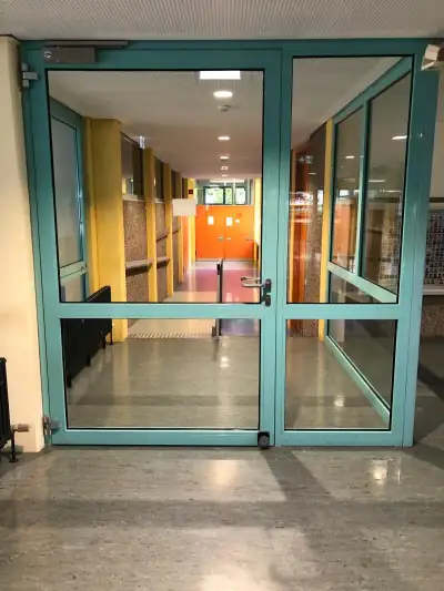 Verglaste Stahl-Rahmentür im Flur einer Schule