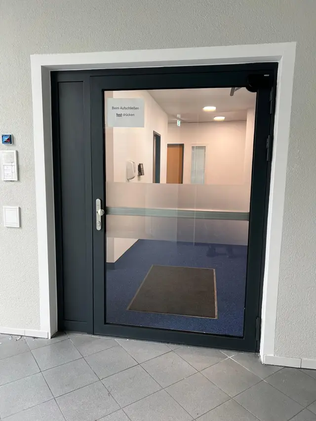 Flur in einem Mehrfamilienhaus, typischer Einbauort für Rauchwarnmelder